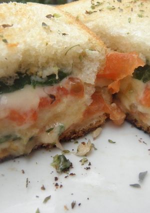 Una foto de Pastel de pan caprese