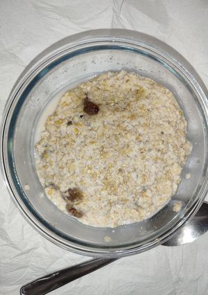 Una foto de Porridge de bebida vegetal con avena y pasas sultana