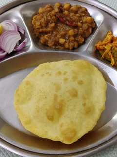 छोले भटूरे(choley bhature recipe in Hindi) रेसिपी मुख्य फोटो