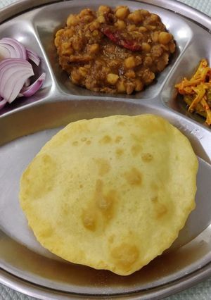 छोले भटूरे(choley bhature recipe in Hindi) रेसिपी मुख्य फोटो