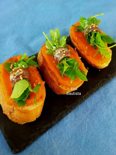 Una foto de Pincho o tapa de zanahoria y anchoa