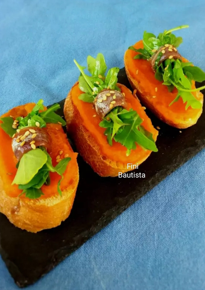 Una foto de Pincho o tapa de zanahoria y anchoa