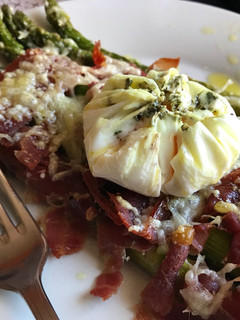 Una foto de Espárragos trigueros al horno con jamón y huevo escalfado