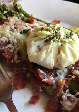Una foto de Espárragos trigueros al horno con jamón y huevo escalfado