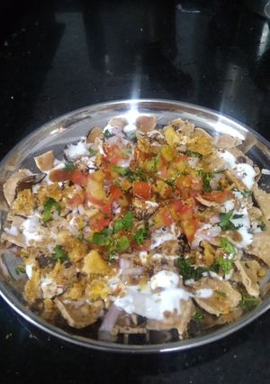 नाचणी पापड चाट (nachni papad chaat recipe in marathi) रेसिपी चे मुख्य फोटो 