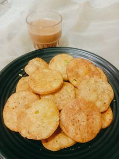 मेथी मठरी (Methi Mathri recipe in Hindi) रेसिपी मुख्य फोटो