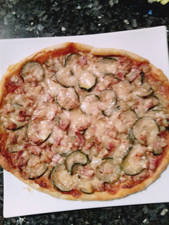 Una foto de Pastel pizza de bacon y calabacín