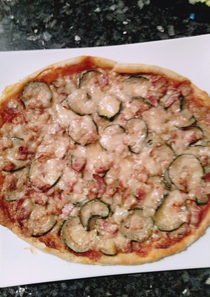 Una foto de Pastel pizza de bacon y calabacín