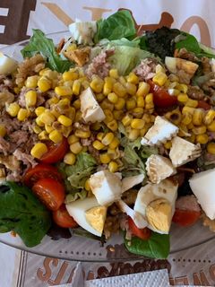 Una foto de Ensalada brotes tiernos, queso fresco y más cositas ricas