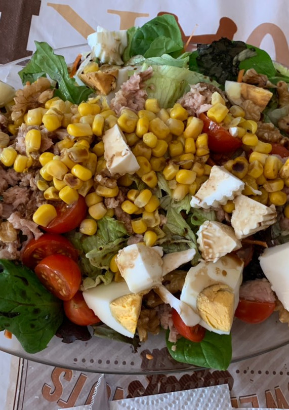 Una foto de Ensalada brotes tiernos, queso fresco y más cositas ricas