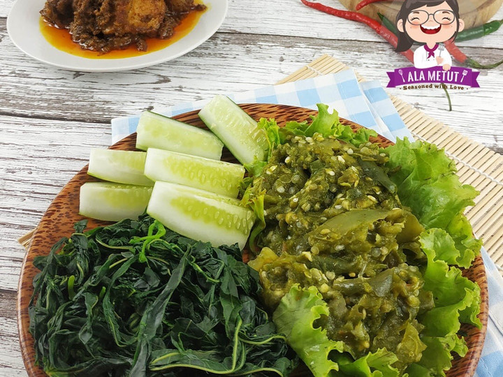 Ini dia! Bagaimana cara buat Sambal Cabe Ijo &amp;amp; Daun Ubi Vegan alaMetut 👩‍🍳  istimewa