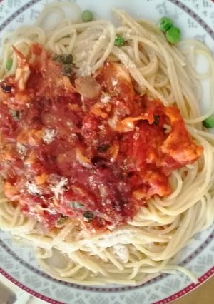 A picture of Tomato over Spaghetti.