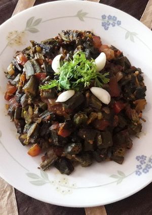 लसूणी भिंडी (Lasuni Bhendi Recipe In Marathi) रेसिपी चे मुख्य फोटो