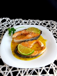 Una foto de Salmón con salsa de cítricos