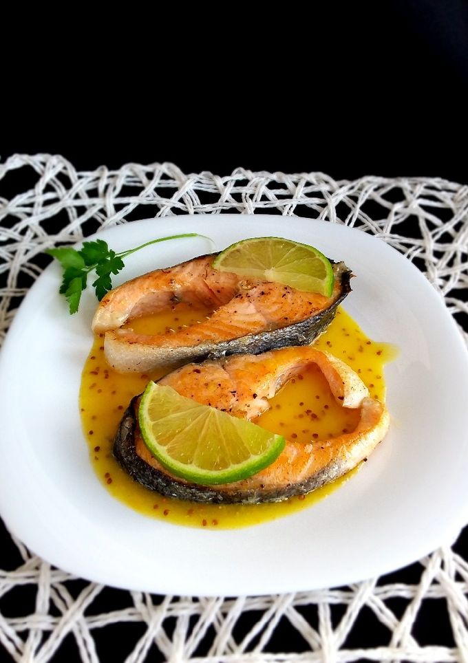 Una foto de Salmón con salsa de cítricos