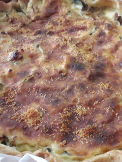 Una foto de Quiche de calabacín y atún