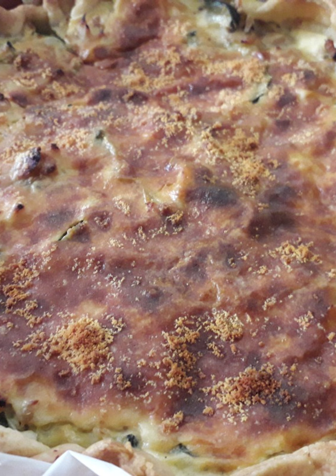 Una foto de Quiche de calabacín y atún