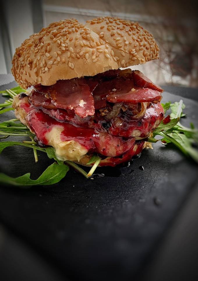 Соковитий дабл чізбургер з сиром камамбер🍔 та смородиновим джемом