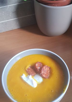 Une photo de Velouté potiron chorizo micro cook tupperware