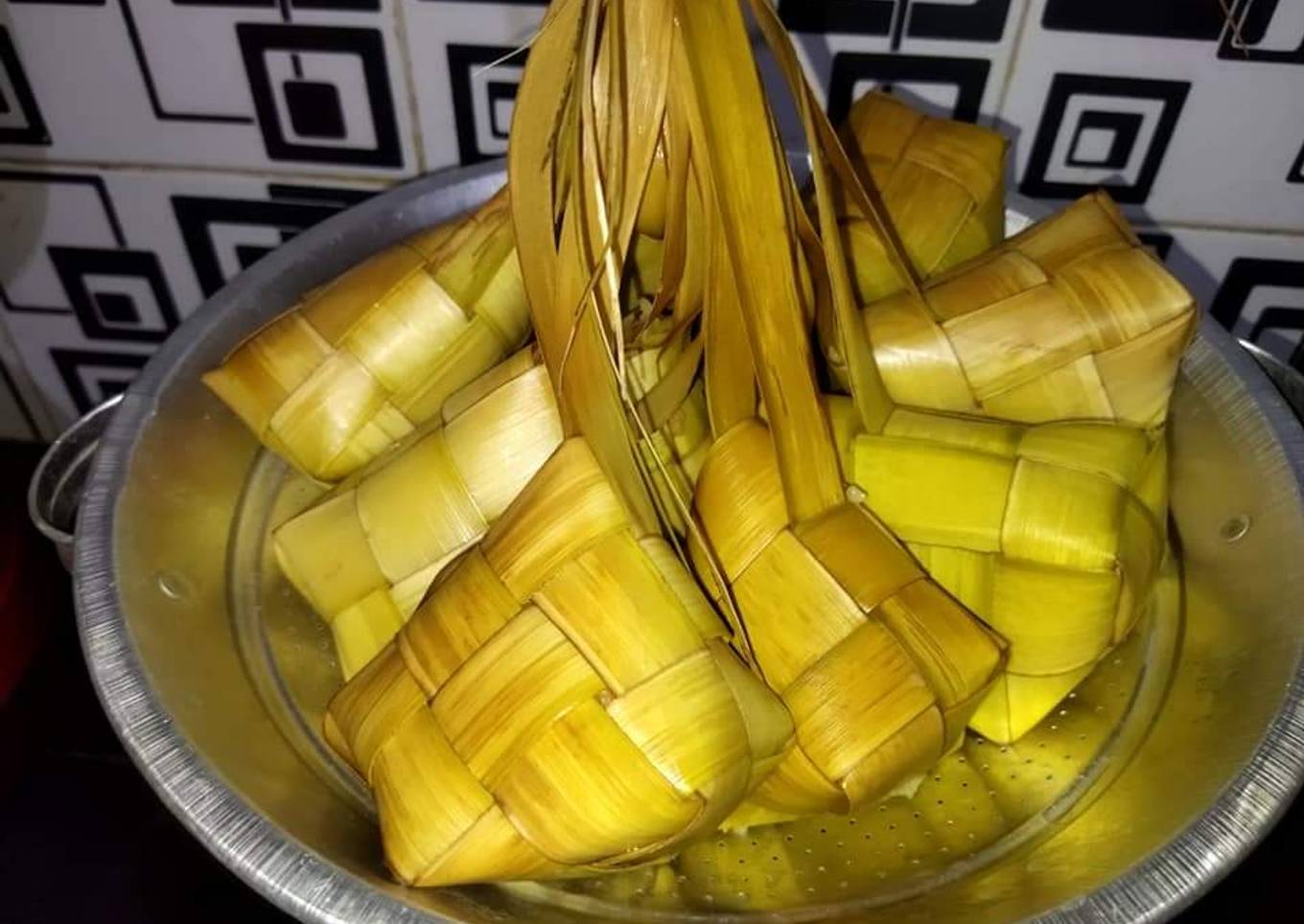 Bagaimana Membuat Ketupat Rice Cooker Anti Gagal