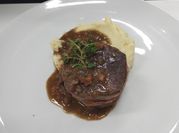Una foto de carne con panceta