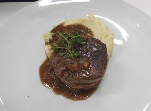 Una foto de Lomo con puré trufado