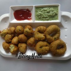 A picture of Spinach Medu vada.