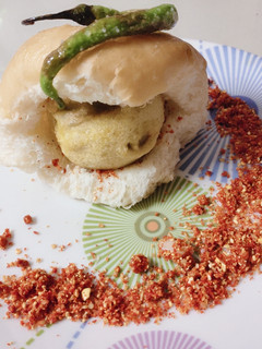 वड़ा पाव (vada pav recipe in Hindi) रेसिपी मुख्य फोटो