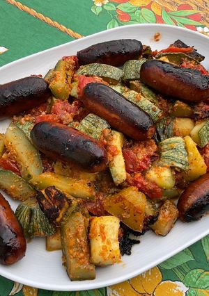 Une photo de Minis chorizos grillés aux tomates et courgette ronde