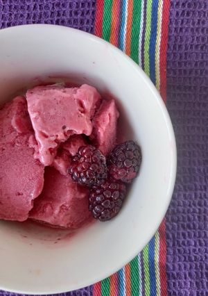 Una foto de Helado con frutas de estación