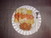 Una foto de salsa para pasta rellena de pescado