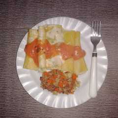 Una foto de Canelones de loroco con guarnición de vegetales y atún.....🇸🇻