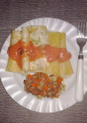 Una foto de Canelones de loroco con guarnición de vegetales y atún.....🇸🇻