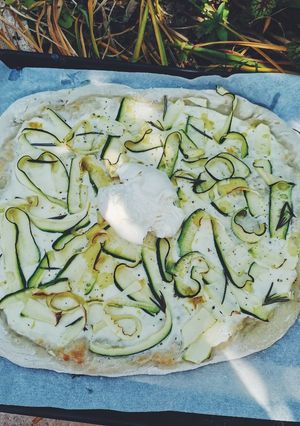 Une photo de Pizza à la courgette et burrata