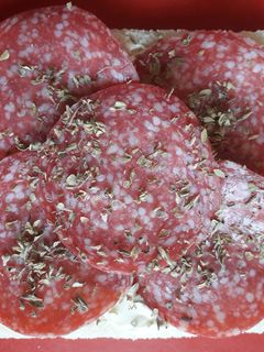 Una foto de Sándwich De Salame y Orégano En Pan De Miga