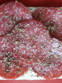 Una foto de Sándwich De Salame y Orégano En Pan De Miga