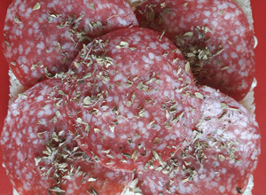 Una foto de Sándwich De Salame y Orégano En Pan De Miga