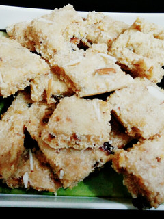 सूजी खोया की बर्फी (Suji khoya ki barfi recipe in Hindi) रेसिपी मुख्य फोटो