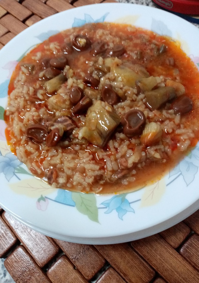 Una foto de Arroz caldoso con bacalao, alcachofas y habas