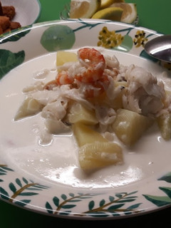 Una foto de Gazpachuelo malagueño con pescado