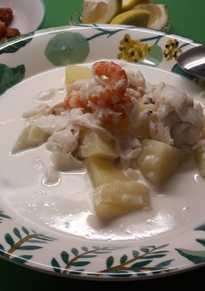 Una foto de Gazpachuelo malagueño con pescado