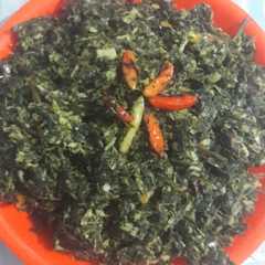 รูปของ Daun singkong tumbuk (khas Toraja)