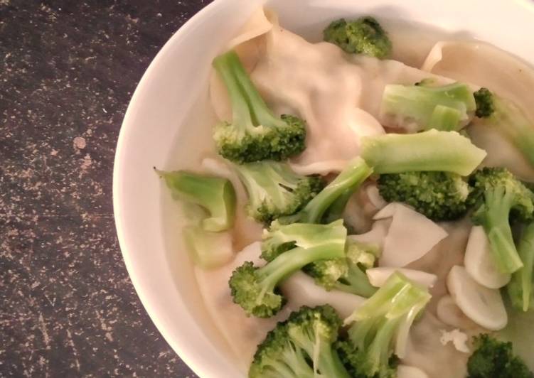 Proses Menyiapkan Sup Pangsit Brokoli Lezat