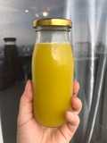 Nước ép ớt chuông vàng, táo xanh, thơm và cần tây