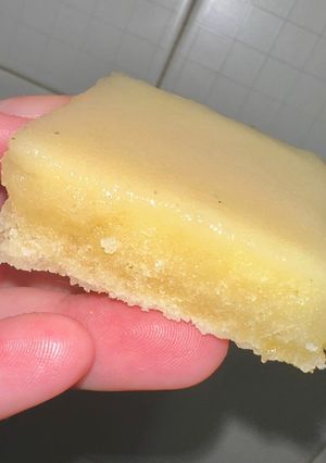 Una foto de Lemonies / Brownie de limón / Cuadraditos de limón