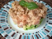 Una foto de tartar salmón y cilantro