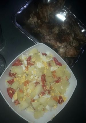 Una foto de Ensalada con pollo a la parrilla!!!!🤗🤗🤗🤗👏