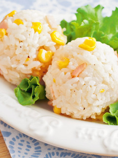 東販小食堂:日日元氣飯糰 火腿玉米奶油醬油飯糰 的食譜成品照片