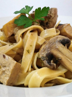 Una foto de Fettuccini con tofu en salsa de café