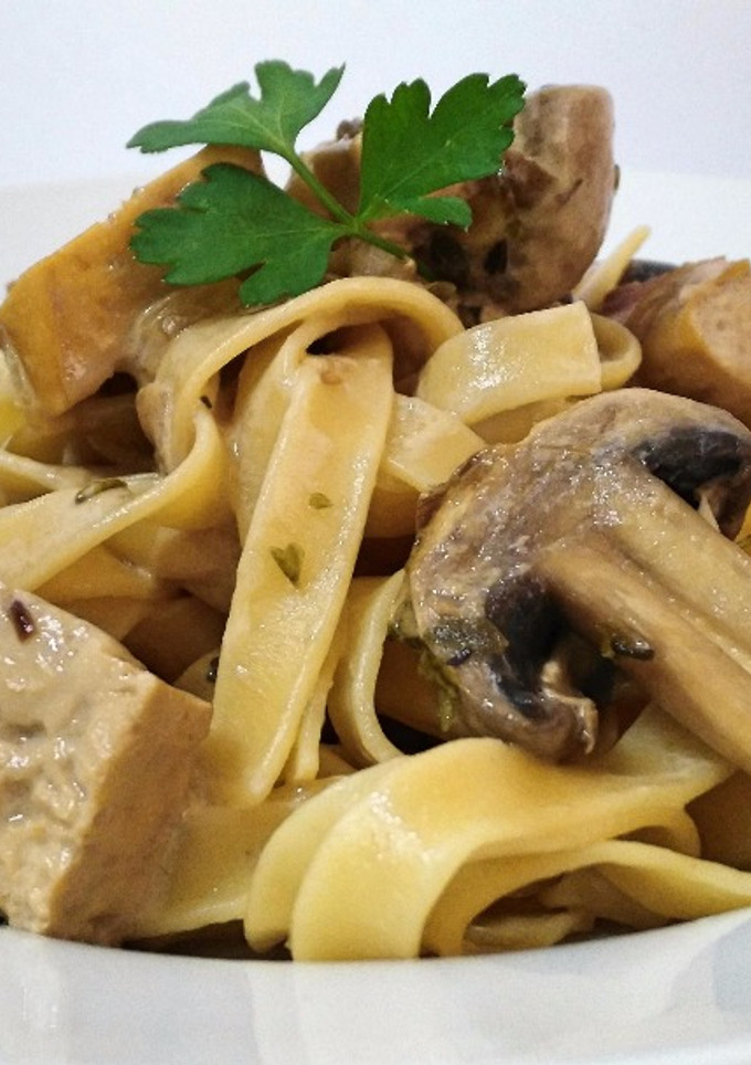 Una foto de Fettuccini con tofu en salsa de café